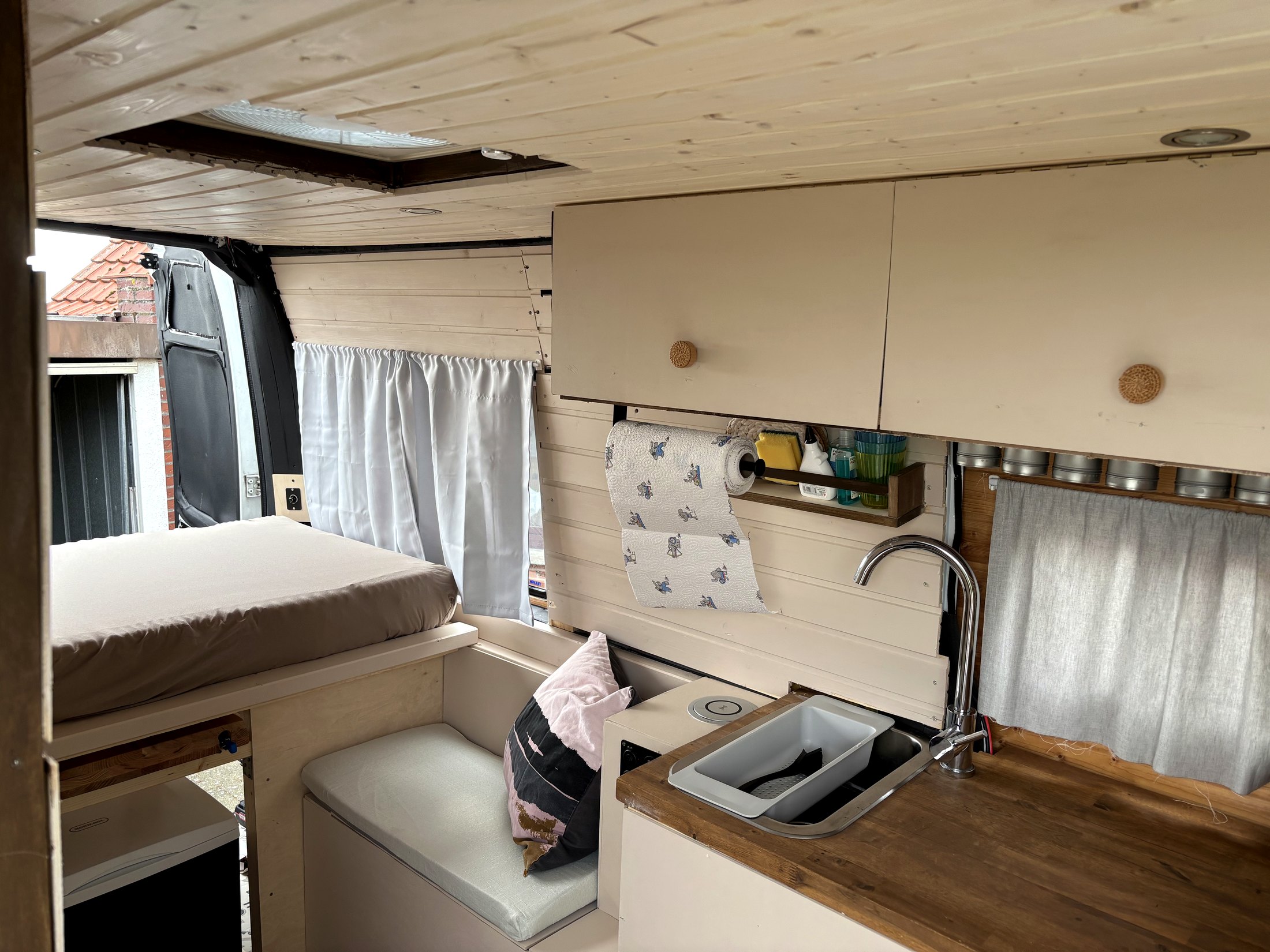 Wohnraum und Küche im Camper Columbus