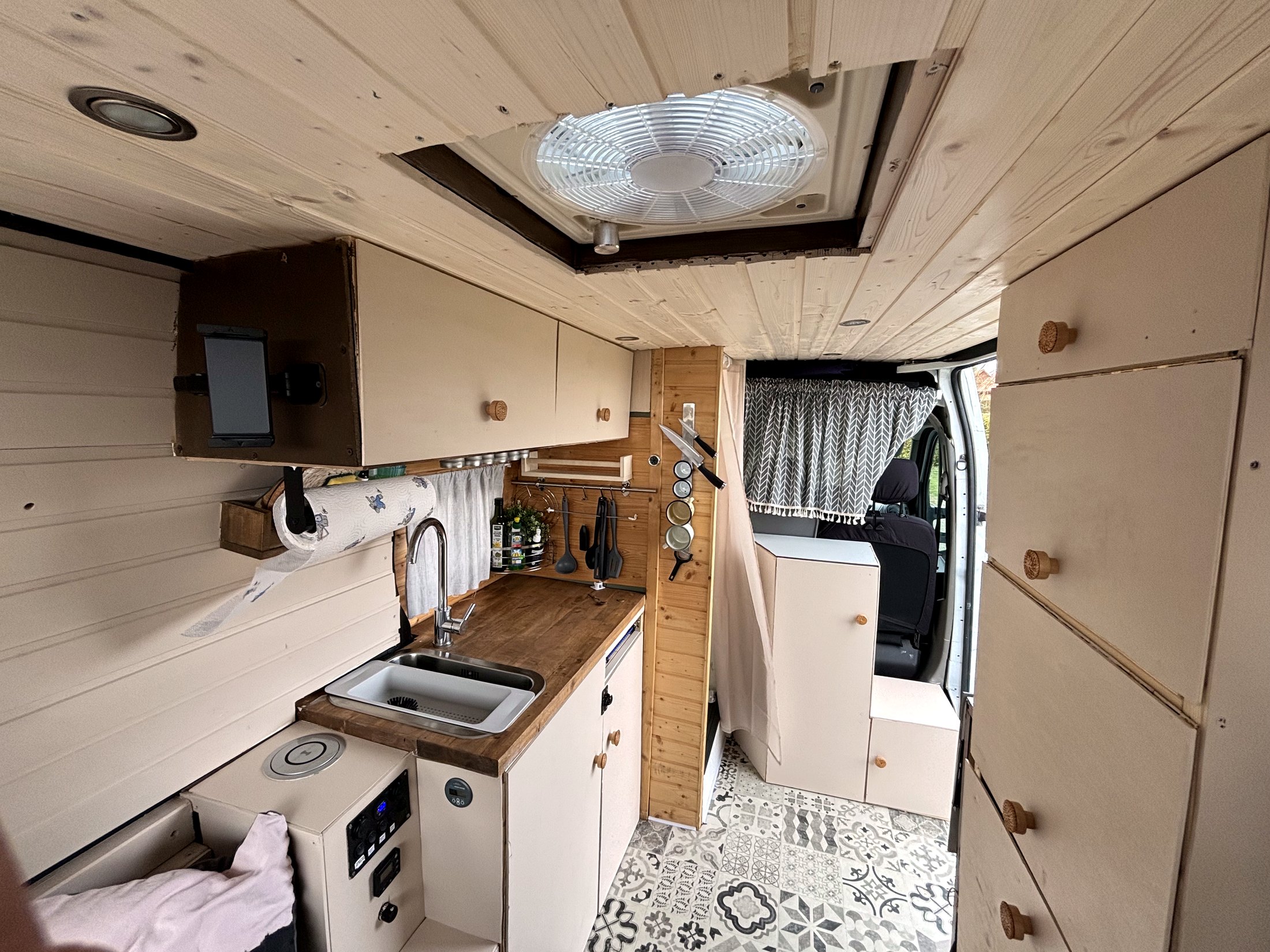 Küche, Stauraum und Holzverkleidung im Camper Columbus