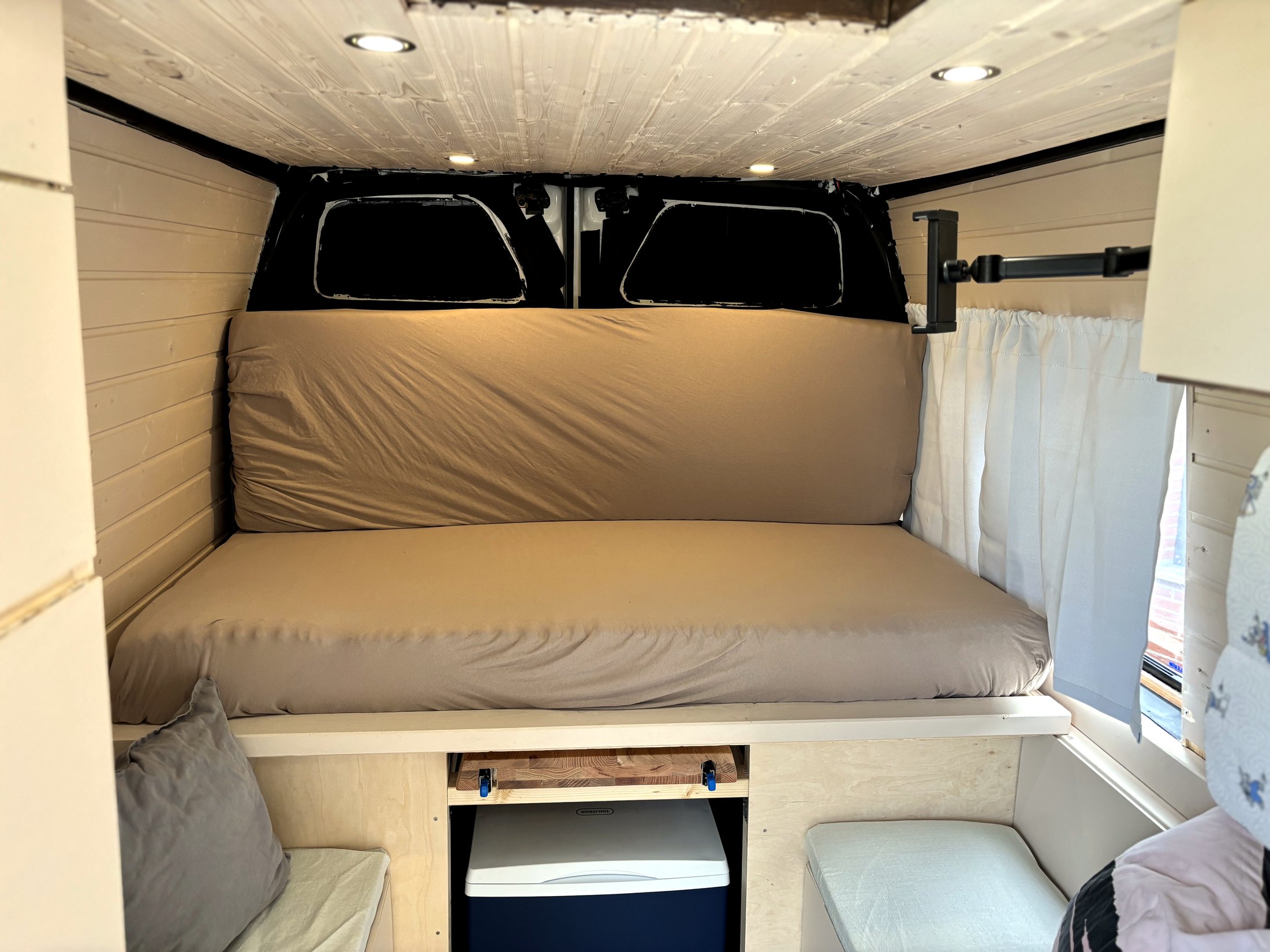 Bett und Couch im Camper Columbus