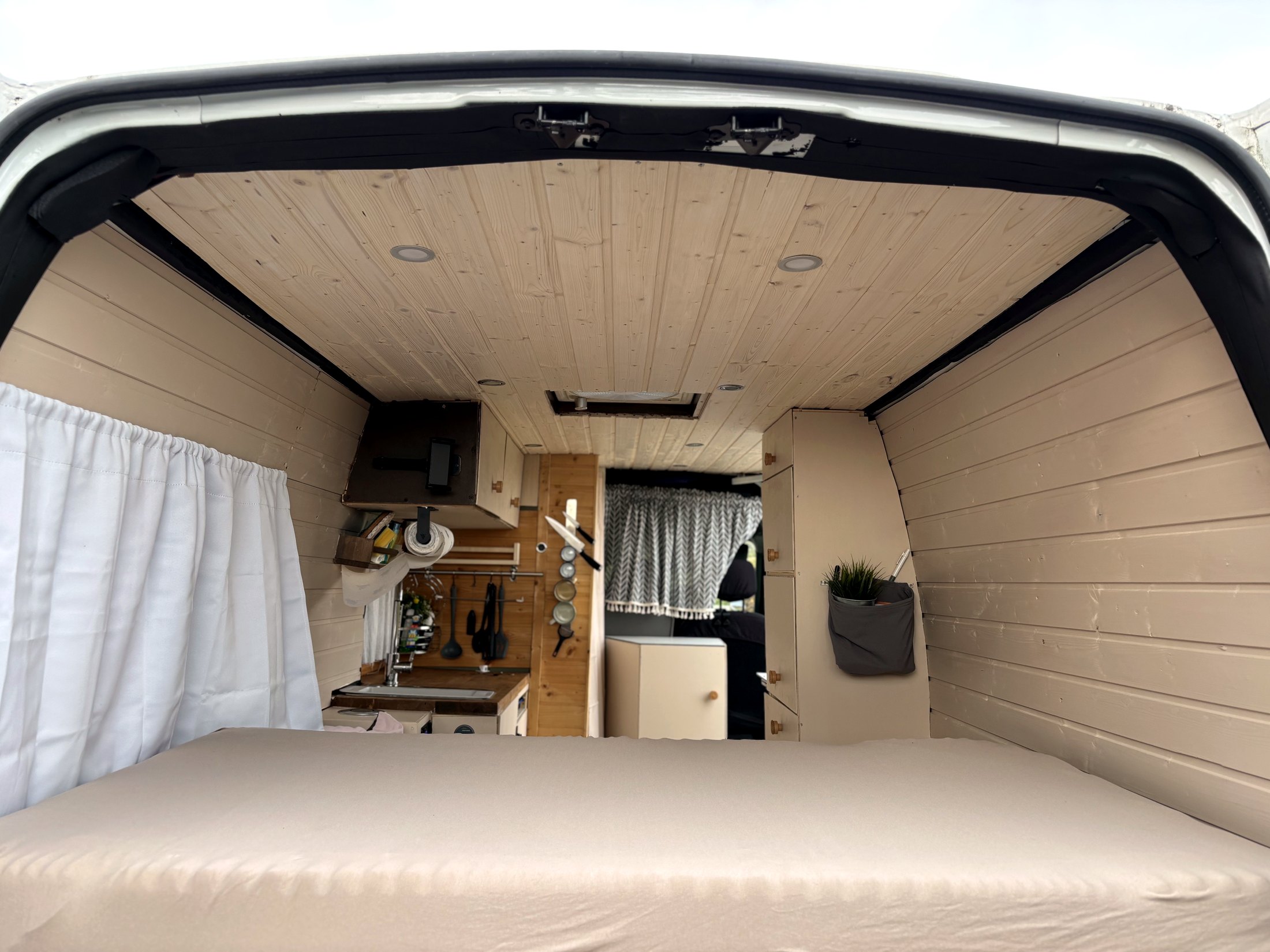 Blick vom Bett durch den Camper
