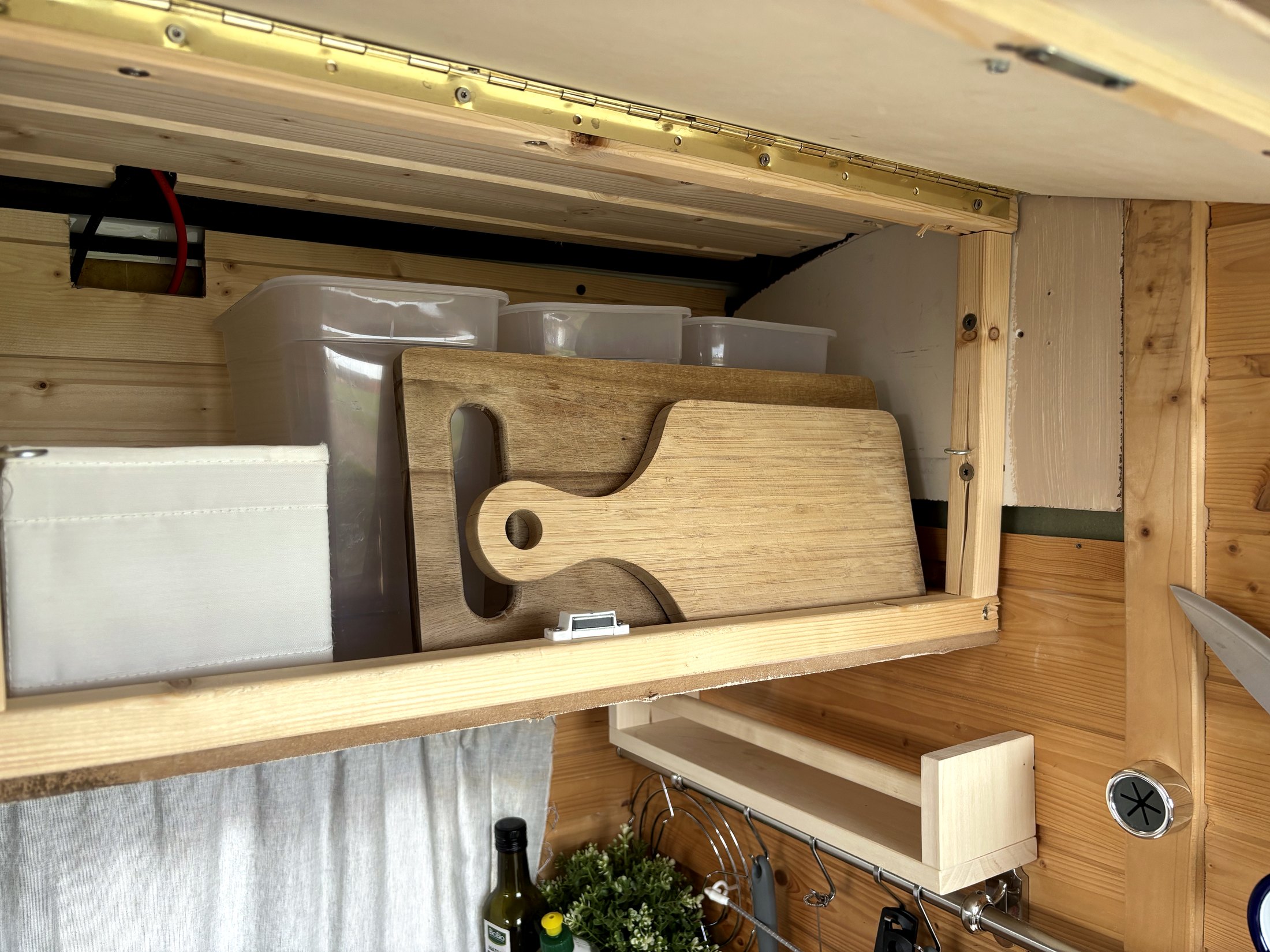 Regal und Küchendetails im Camper