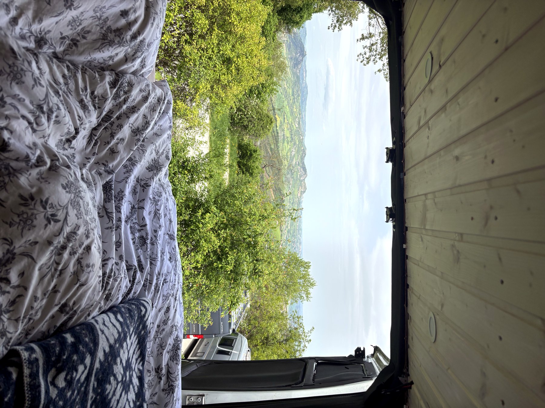 Ausblick aus dem Camperbett in die Landschaft